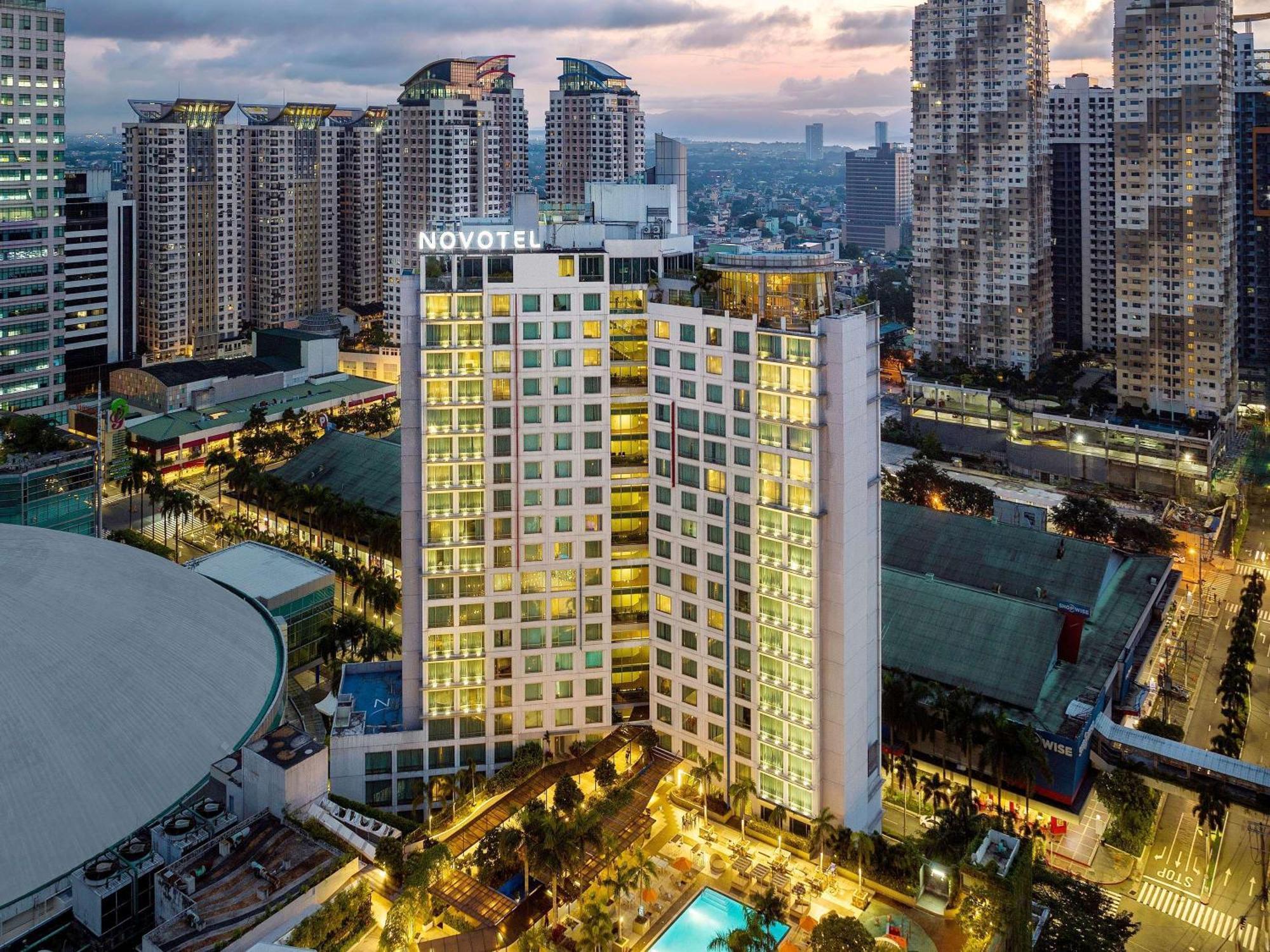 Novotel Manila Araneta City Hotel Quezon City Exteriör bild