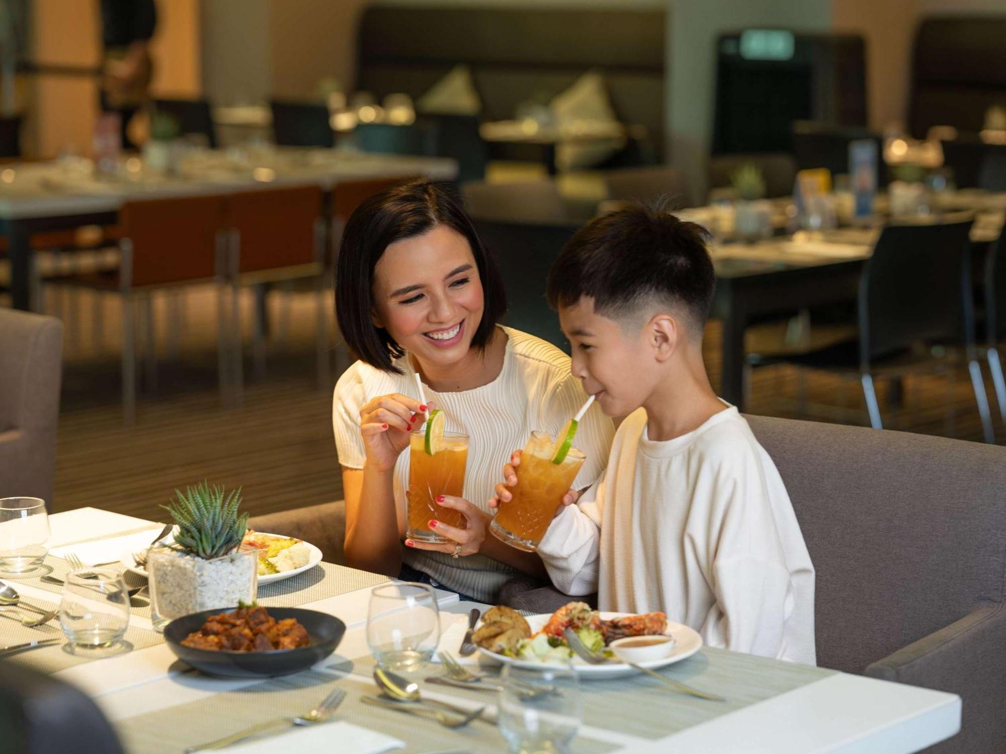 Novotel Manila Araneta City Hotel Quezon City Exteriör bild